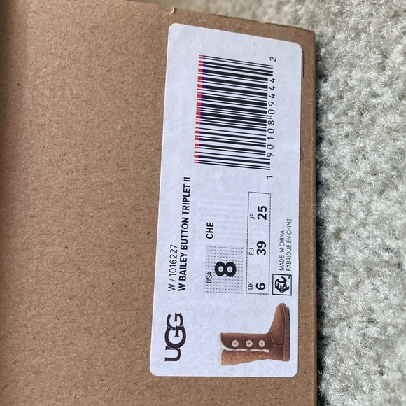 Bailey button up UGG boots - Picture 3 of 6